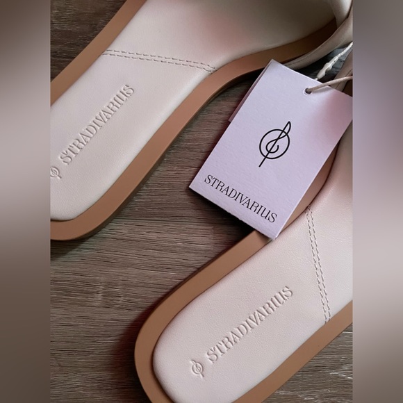 Stradivarius Wide Fit twist strap sandals in beige - Picture 2 of 6